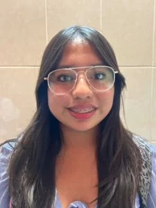 Joven con brackets cuidando su salud bucal como parte de su tratamiento de ortodoncia en Tehuantepec. Uso correcto del cepillo dental, hilo dental y visitas regulares al cirujano dentista para asegurar buenos resultados. Ideal para pacientes que desean conocer el precio de brackets, técnicas de cepillado y cuidados durante el tratamiento ortodóntico.