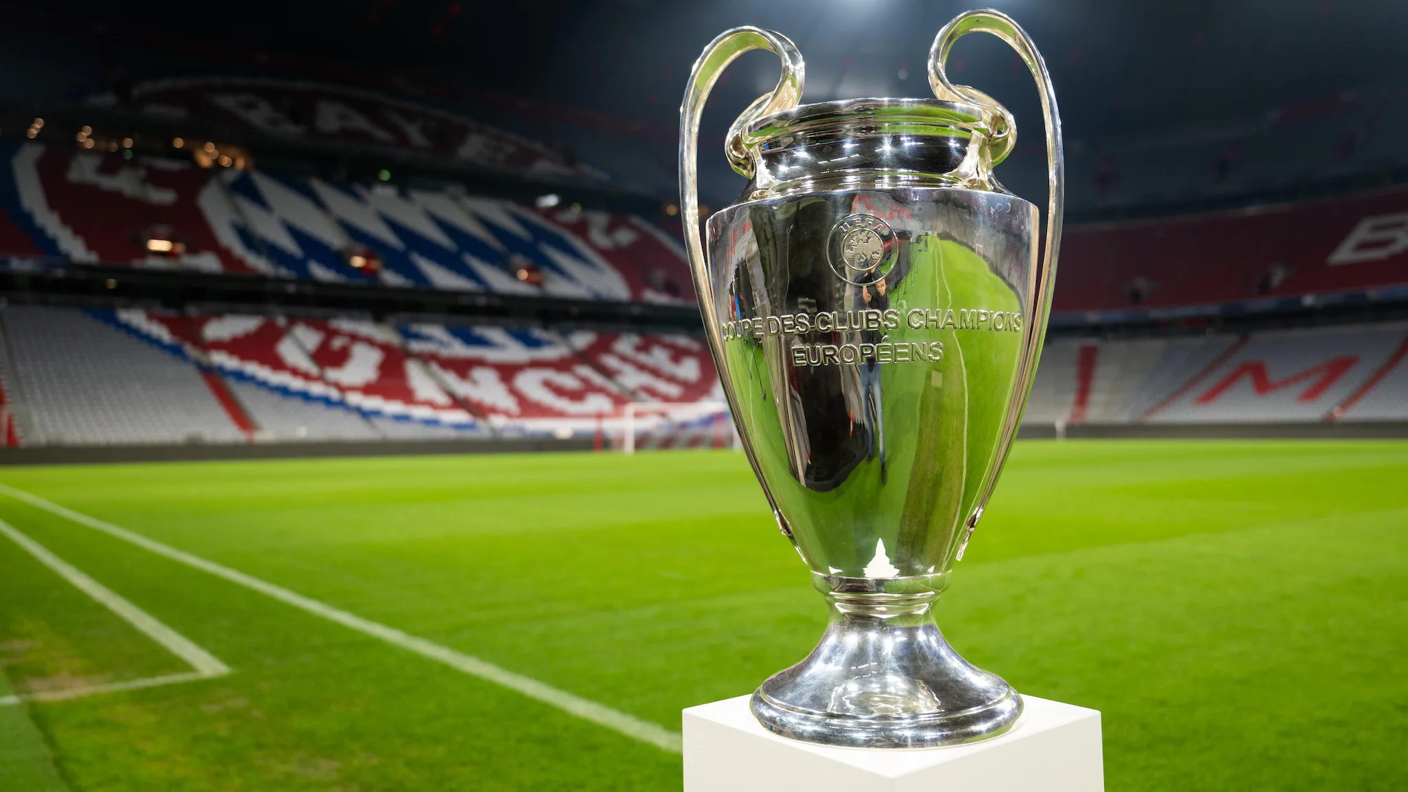Copa para la final de la champions. Jugador de fútbol en acción durante la final de la Champions League 2025, con foco en la protección bucal y la prevención de lesiones dentales.