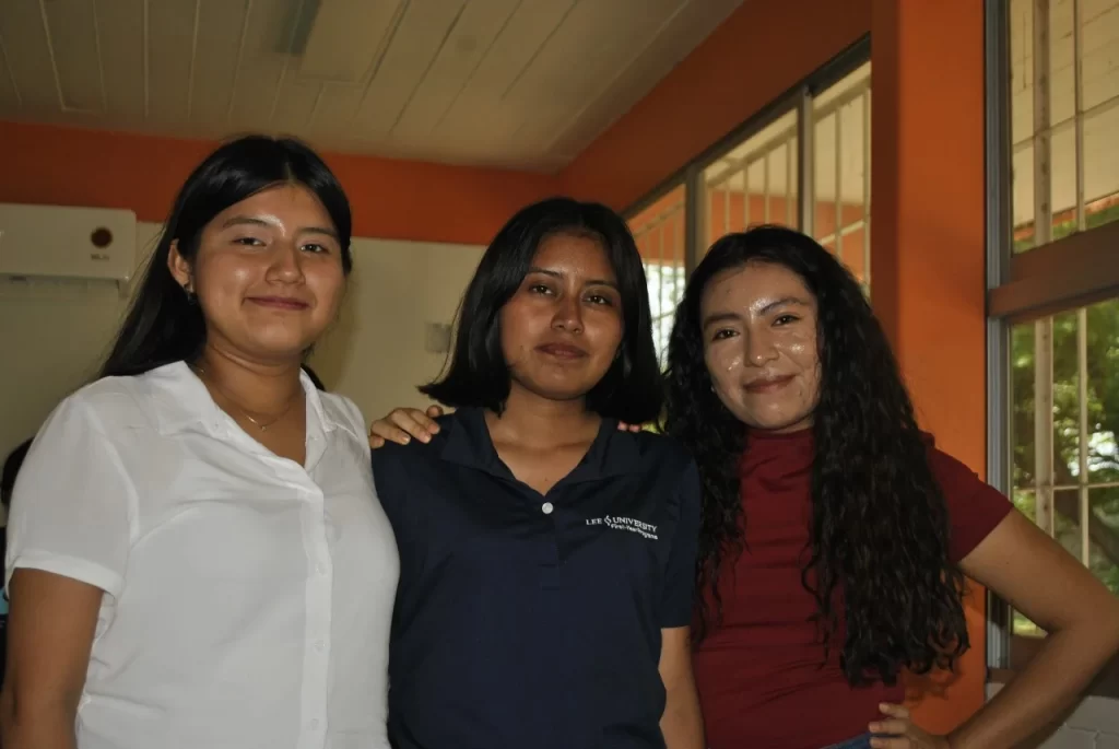3 universitarias abrazadas celebrando el día del estudiante en la universidad
