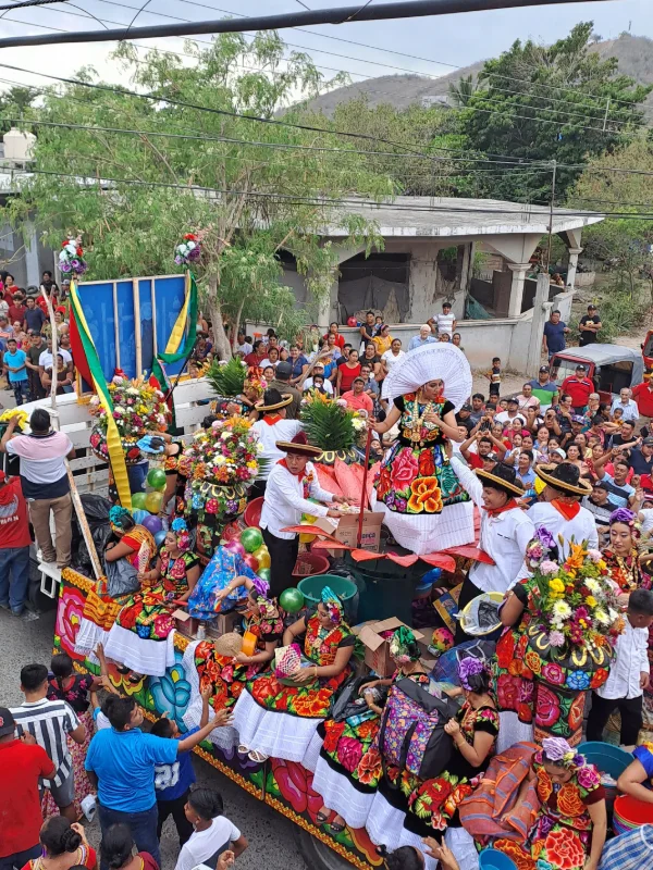Mujeres Istmeñas hermosas portando traje regional y peinado con tocado y flores